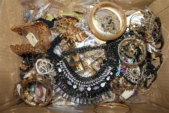Qty costume jewellery